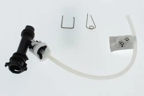 Bosch Adapter mit schwarzem Kunststoffkörper und flexibler, transparenter Schlauchverbindung, begleitet von zwei Befestigungselementen und einer Anleitung.